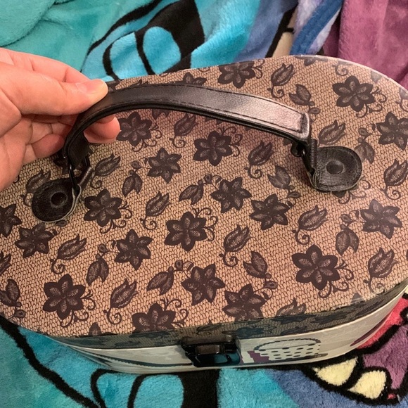 Fancy girly organizer caboodle with shoes on it - Picture 4 of 7